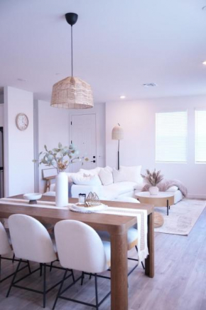 Modern 4BR Townhouse Near Beach Walk to Sand Surf